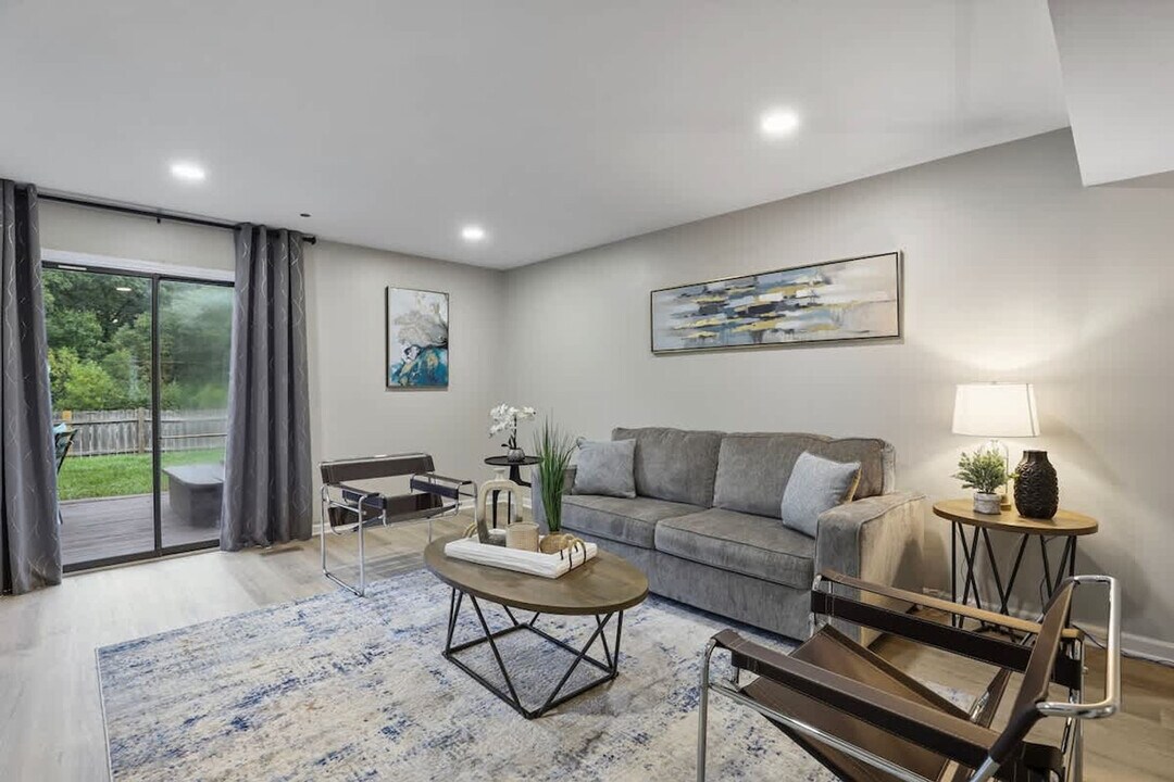 244 Juniper Ln in Bolingbrook, IL - Building Photo