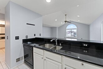 512 W 12 Mile Rd, Unit Apt 2 in Royal Oak, MI - Building Photo - Building Photo