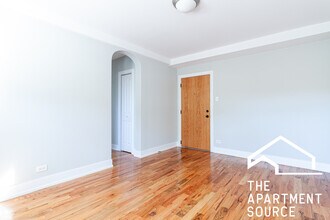 555 W Arlington Pl, Unit 209 in Chicago, IL - Foto de edificio - Building Photo