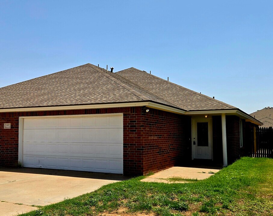 612 N Englewood Ave in Lubbock, TX - Foto de edificio