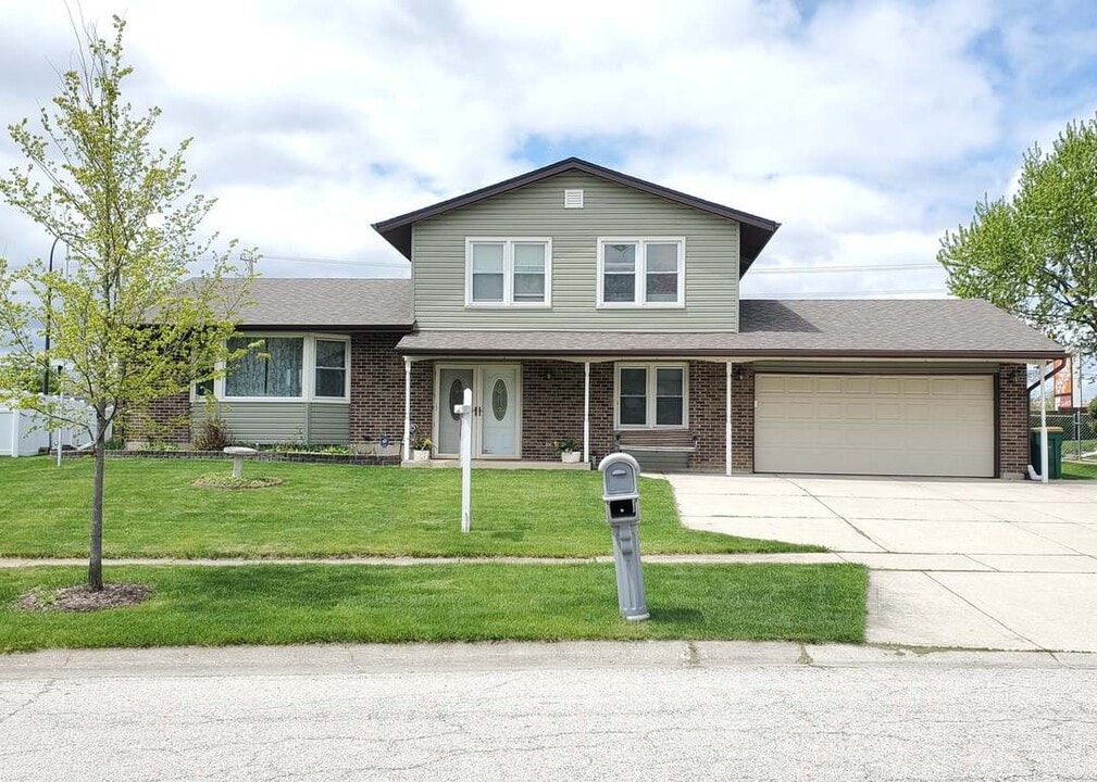 1595 Oregon Trl in Elk Grove Village, IL - Foto de edificio