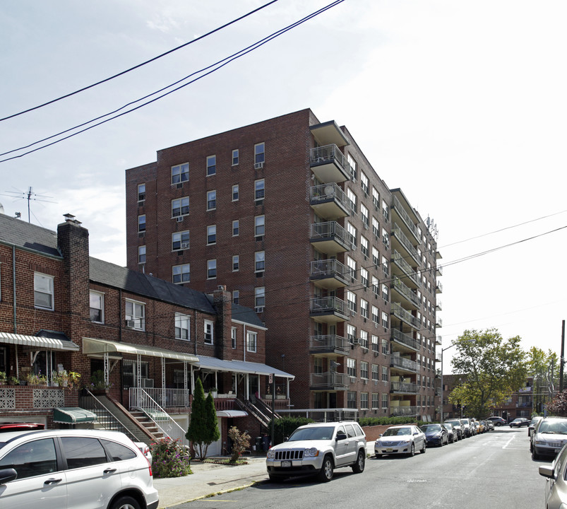 Elmhurst Towers Apartments in Elmhurst, NY - Foto de edificio