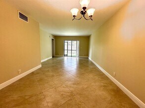 21904 Lake Forest Cir in Boca Raton, FL - Foto de edificio - Building Photo