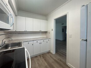 7635 SW 57th Ave in South Miami, FL - Building Photo - Building Photo