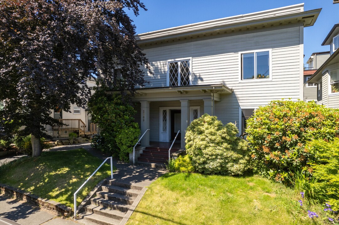 2309 10th Ave E in Seattle, WA - Building Photo