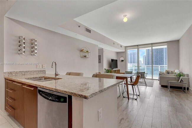 950 Brickell Bay Dr in Miami, FL - Building Photo - Building Photo