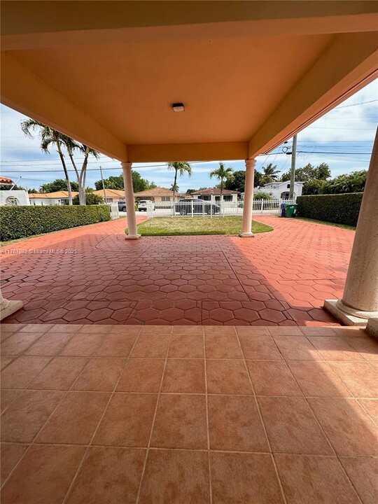 2216 SW 60th Ave in Miami, FL - Foto de edificio
