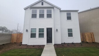 12533 Camino Glorieta in Bakersfield, CA - Building Photo