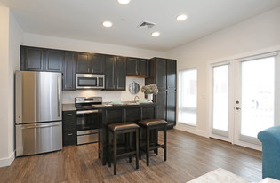 60 Mansfield Road in New London, CT - Building Photo