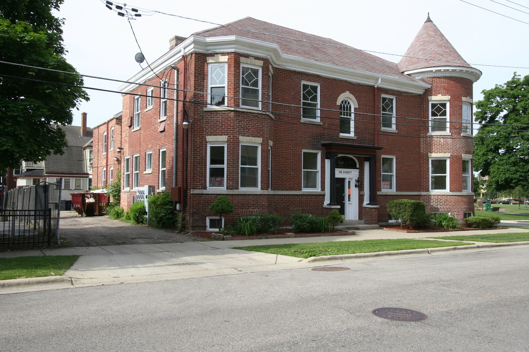 The Everett in Elgin, IL - Building Photo