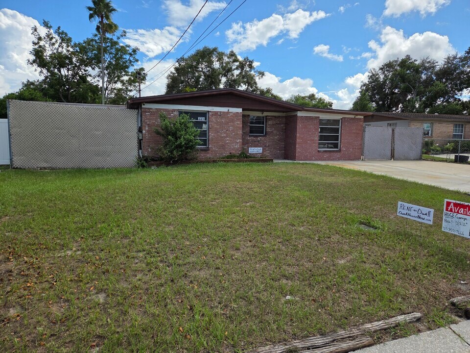 2319 E 112th Ave in Tampa, FL - Building Photo