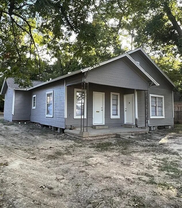 301 W College St in Athens, TX - Building Photo