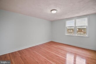 1051 Oakwood Dr in Glenolden, PA - Building Photo - Building Photo