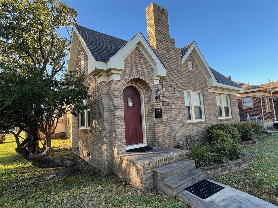 4701 Ave N 1/2 in Galveston, TX - Building Photo