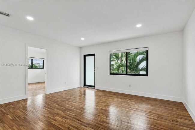 8020 Crespi Blvd in Miami Beach, FL - Building Photo - Building Photo
