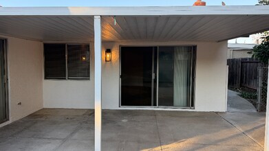 634 E La Veta Ave in Orange, CA - Foto de edificio - Building Photo