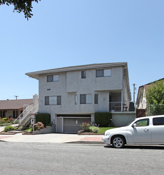 623 E Cedar Ave in Burbank, CA - Foto de edificio - Building Photo