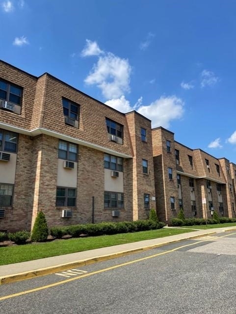 220 Meadow Ln in Secaucus, NJ - Building Photo