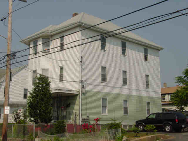 CENTRAL FALLS - 3 FAMILY in Central Falls, RI - Building Photo