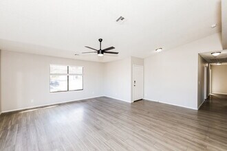 361 Clover Glen Ct in Henderson, NV - Building Photo - Building Photo