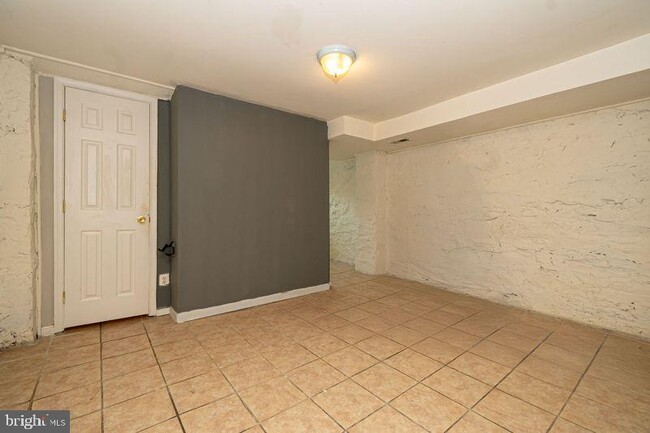 307 E 25th St in Baltimore, MD - Foto de edificio - Building Photo