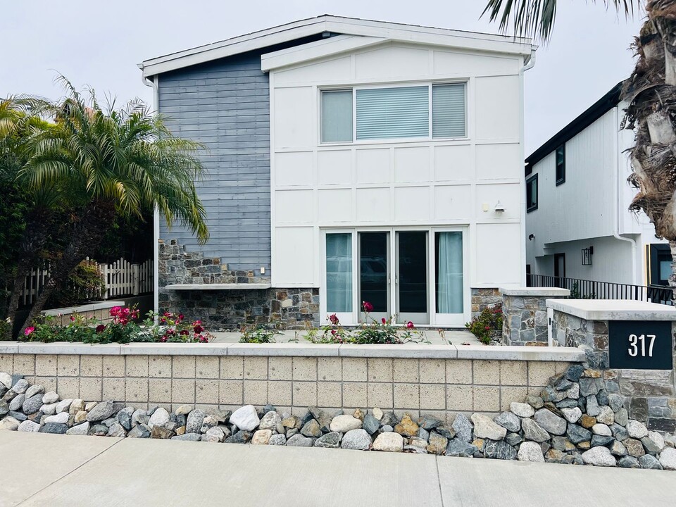 317 Heliotrope Ave in Newport Beach, CA - Building Photo