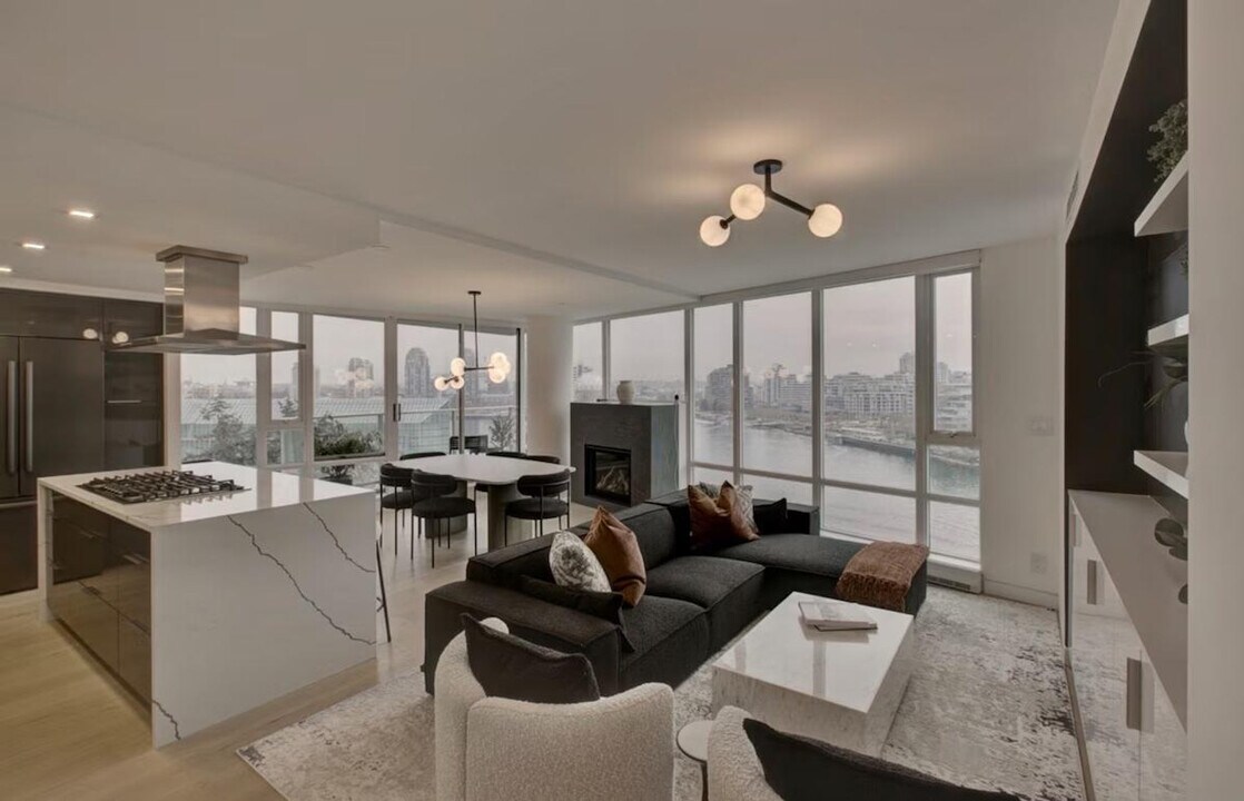 833 Pacific Blvd in Vancouver, BC - Building Photo