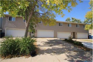 4907 South Tennis Lane, Unit 4905 in Sioux Falls, SD - Building Photo