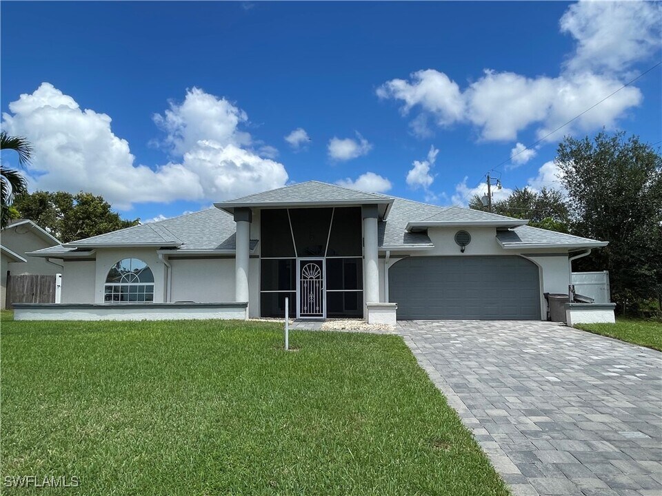 8293 Tahiti Rd in Ft. Myers, FL - Building Photo