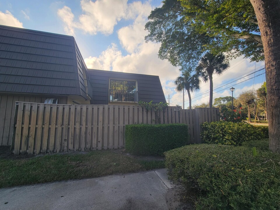 1514 15th Ct in Palm Beach Gardens, FL - Building Photo