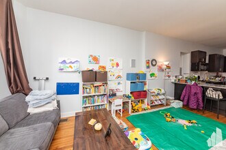 2341 W Montana St, Unit 1F in Chicago, IL - Foto de edificio - Building Photo