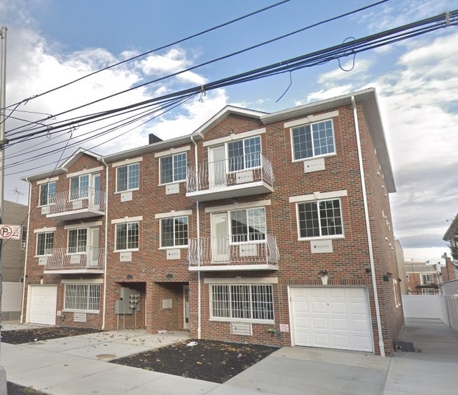 10853-10855 49th Ave in Corona, NY - Foto de edificio - Building Photo