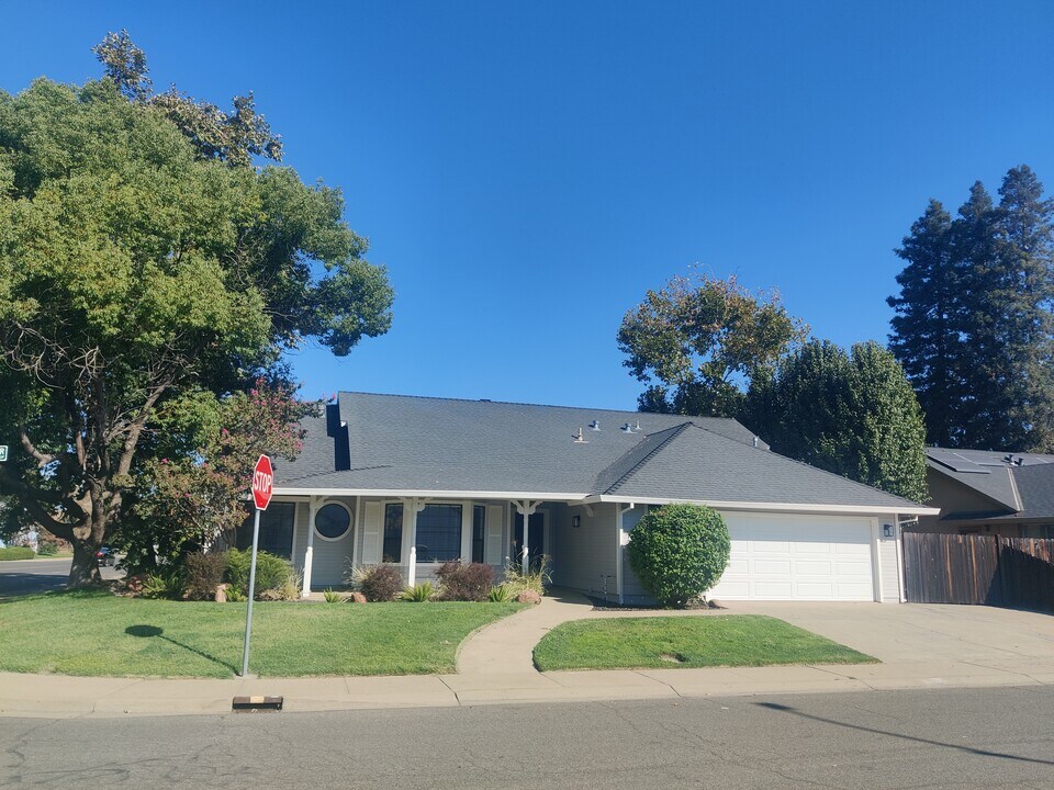 1097 North Point Dr in Yuba City, CA - Building Photo