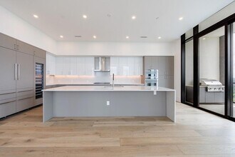 2425 Peachtree Rd, Unit 1806 in Atlanta, GA - Foto de edificio - Building Photo
