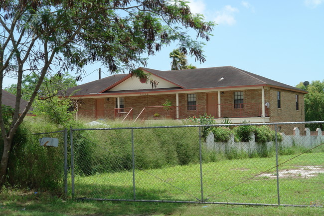 L K apartment in Brownsville, TX - Foto de edificio - Building Photo