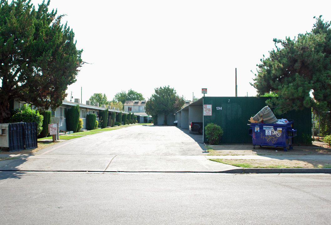 1244 N Millbrook Ave in Fresno, CA - Building Photo