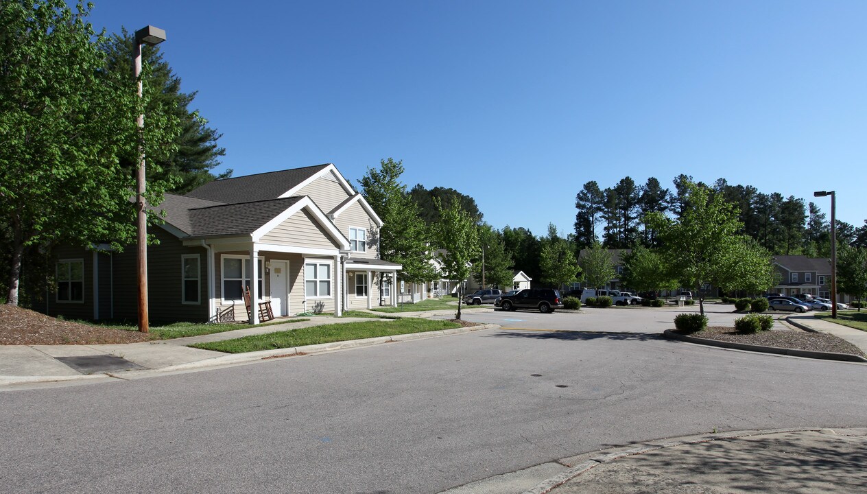 200 Mcdowell Dr in Wake Forest, NC - Foto de edificio