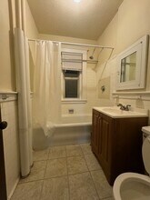 86 Maple St, Unit 5 in Malden, MA - Foto de edificio - Building Photo