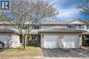 415 Kingscourt Dr in Waterloo, ON - Building Photo
