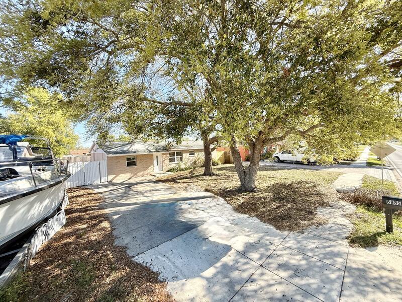 6985 82nd Ave N in Pinellas Park, FL - Foto de edificio