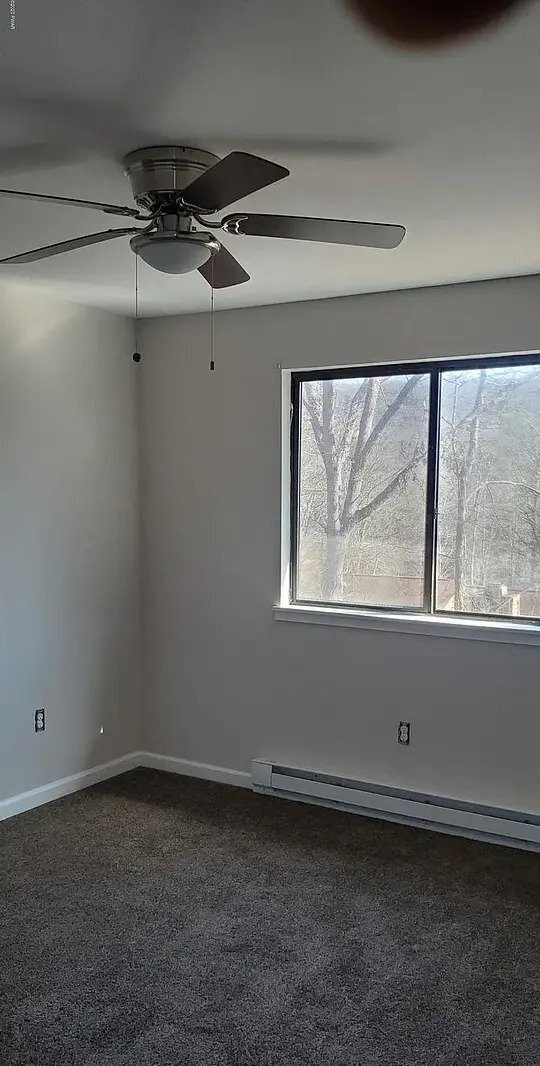 350 Crewe Ct in Bushkill, PA - Building Photo - Building Photo