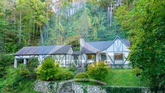 25 Castle Rdg Rd in Cullowhee, NC - Building Photo