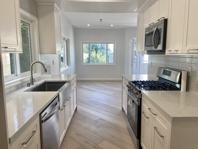 120 N Swall Dr, Unit 206 in Los Angeles, CA - Building Photo - Building Photo