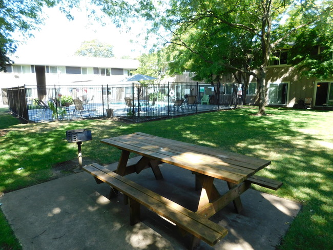 Fountain Court Apartments in Springfield, OR - Building Photo - Building Photo