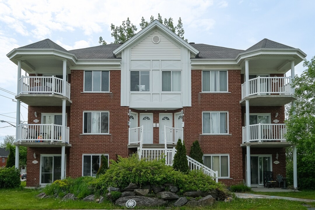 811-821 Du Mont-Owl's Head Rue in Sherbrooke, QC - Building Photo