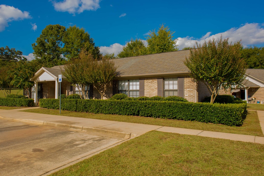 Artesian Springs Apartments in Brighton, AL - Foto de edificio