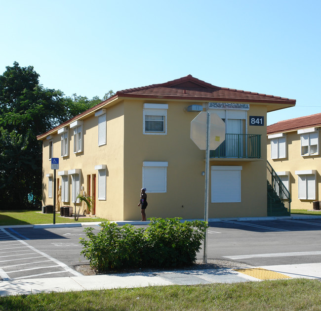 825-855 W Palm Dr in Homestead, FL - Building Photo - Building Photo