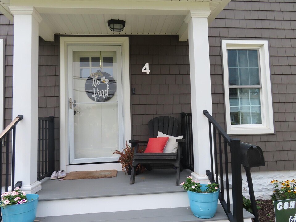 4 Granada Pkwy in Lindenhurst, NY - Building Photo