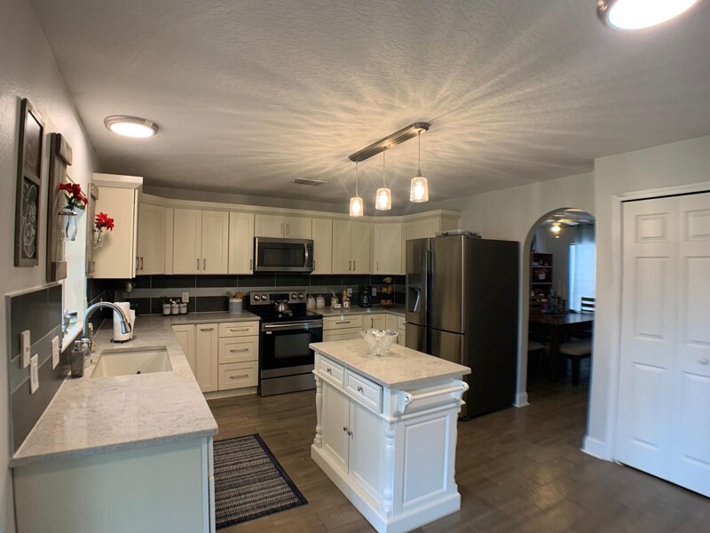 24566 SW 11th Rd in Newberry, FL - Foto de edificio