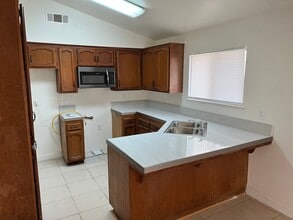 5400 Tupper Ct in Bakersfield, CA - Building Photo - Building Photo